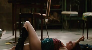 sex cu giả khổng lồ Hussar fucks silicone cô gái ở phía trước phim sex dân tộc của máy ảnh.